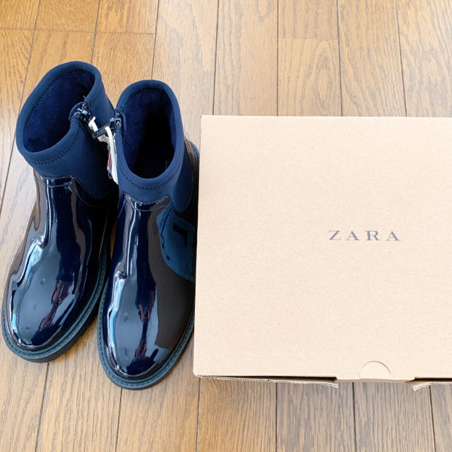 ZARA KIDS(ザラキッズ)のZARA ガール エナメルブーツ 23.5cm キッズ/ベビー/マタニティのキッズ靴/シューズ(15cm~)(ブーツ)の商品写真