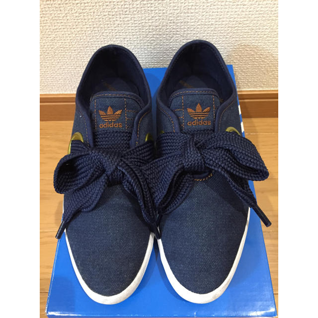 adidas ビックリボンスニーカー