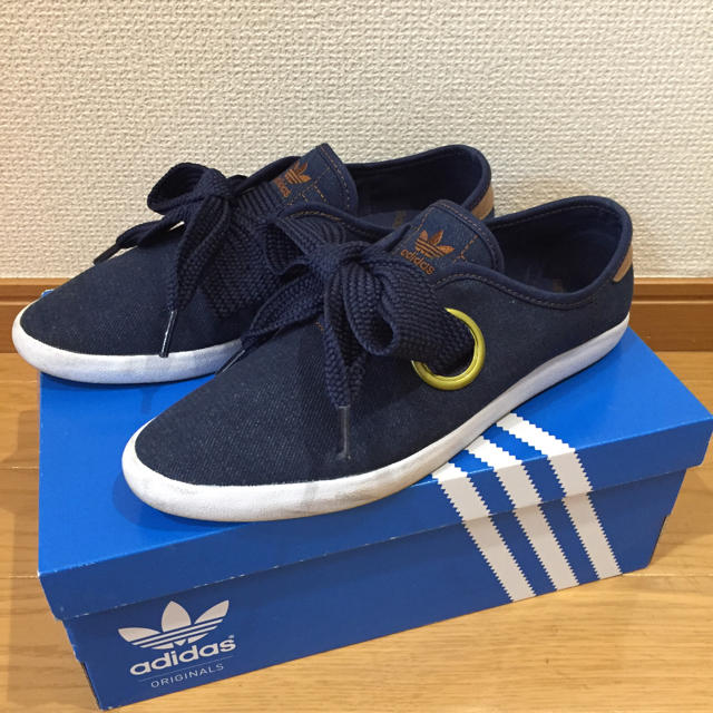 adidas ビックリボンスニーカー