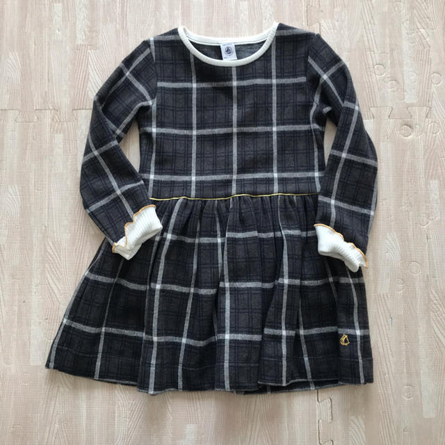 PETIT BATEAU(プチバトー)のさな様専用 グレーチェックワンピース 5ans 新品未使用 キッズ/ベビー/マタニティのキッズ服女の子用(90cm~)(ワンピース)の商品写真