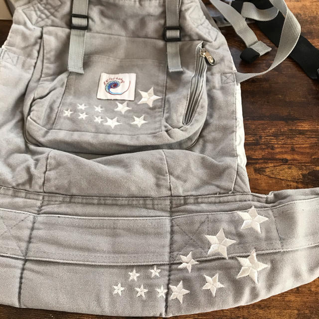 Ergobaby(エルゴベビー)のエルゴベビー　抱っこひも　グレー　スター⭐︎ キッズ/ベビー/マタニティの外出/移動用品(抱っこひも/おんぶひも)の商品写真