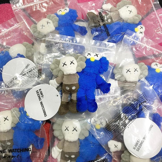 正規品☆kaws セサミ コラボ☆SEEING/WATCHNIG ぬいぐるみの通販 正規品☆kaws セサミ コラボ☆SEEING/WATCHNIG ぬいぐるみの通販
