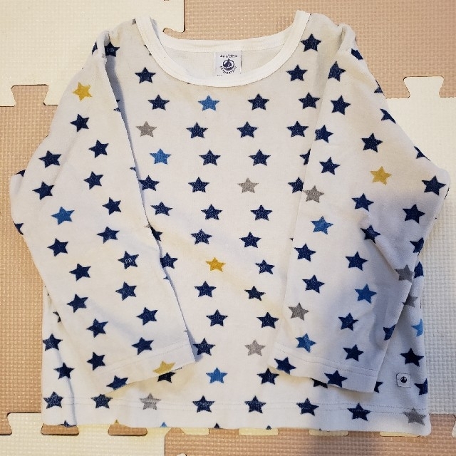 PETIT BATEAU(プチバトー)の【美品】プチバトー スタープリントベロアパジャマ 男の子 4ans/102㎝ キッズ/ベビー/マタニティのキッズ服男の子用(90cm~)(パジャマ)の商品写真