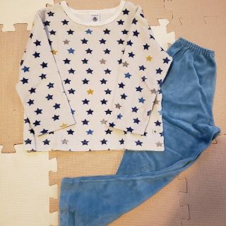 プチバトー(PETIT BATEAU)の【美品】プチバトー スタープリントベロアパジャマ 男の子 4ans/102㎝(パジャマ)