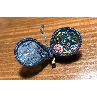 ミナペルホネン(mina perhonen)のちょうちょブローチ  立体刺繍ブローチ(ブローチ/コサージュ)