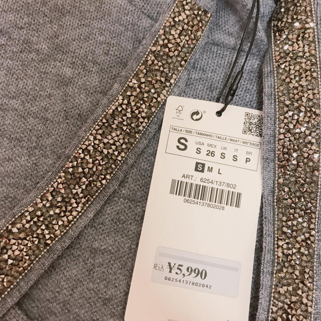 ZARA(ザラ)のZARA ラメビジュー　パーカー風ニット レディースのトップス(ニット/セーター)の商品写真