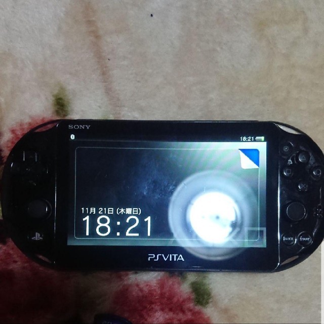 PlayStation Vita(プレイステーションヴィータ)のPlayStation®Vita（PCH-2000シリーズ） Wi-Fiモデル… エンタメ/ホビーのゲームソフト/ゲーム機本体(携帯用ゲーム機本体)の商品写真