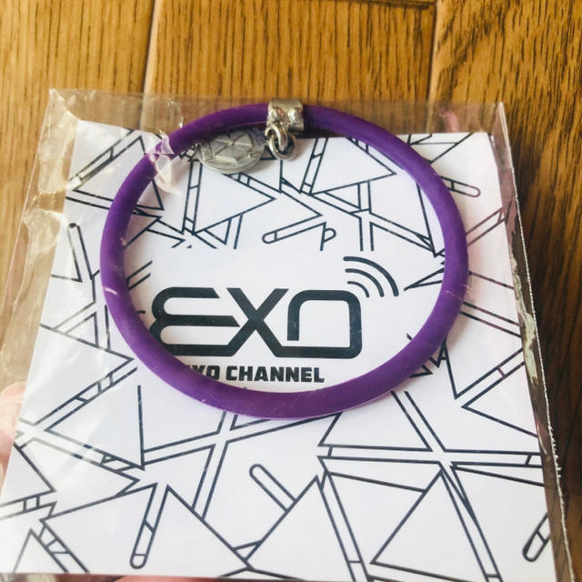 EXO(エクソ)のEXO シリコンブレスレット エンタメ/ホビーのタレントグッズ(アイドルグッズ)の商品写真