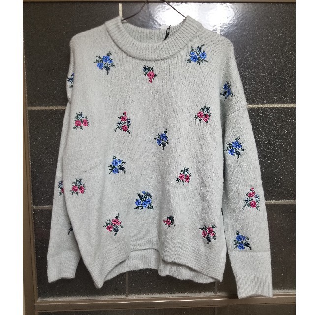 moussy(マウジー)の大人気　moussy　FLOWER EMBROIDERY KNIT レディースのトップス(ニット/セーター)の商品写真