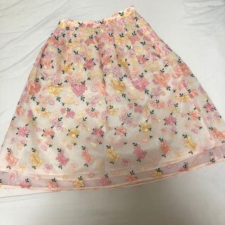 トッカ(TOCCA)のTOCCAピンクお花刺繍スカートとアイボリービジューニット(ひざ丈スカート)