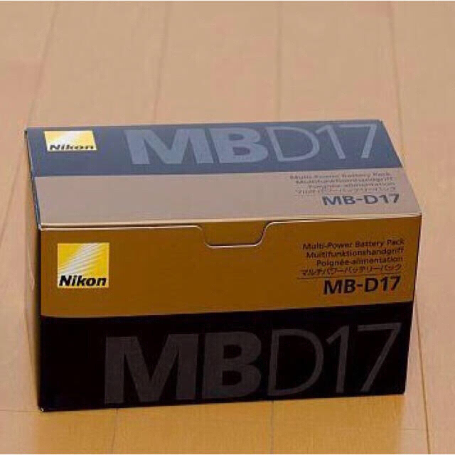 Nikon(ニコン)の《新品》Nikon D500 レンズキット バッテリーグリップ スマホ/家電/カメラのカメラ(デジタル一眼)の商品写真