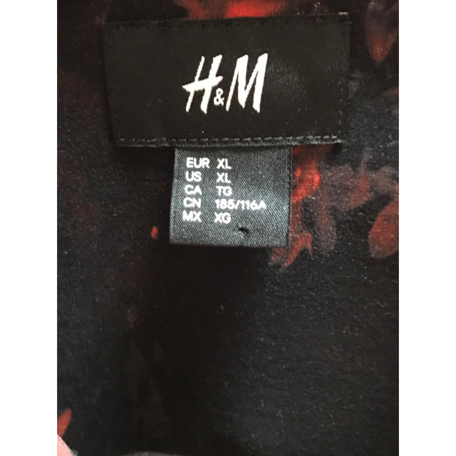 H&M(エイチアンドエム)のH＆M バラ柄 シャツ メンズのトップス(シャツ)の商品写真