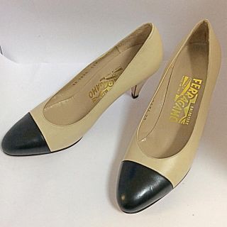 サルヴァトーレフェラガモ(Salvatore Ferragamo)のフェラガモ クリームx黒パンプス22.5(ハイヒール/パンプス)