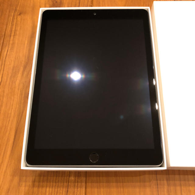 iPad(アイパッド)の値下げしました！iPad 第5世代　Wi-Fi 32GB スマホ/家電/カメラのPC/タブレット(タブレット)の商品写真