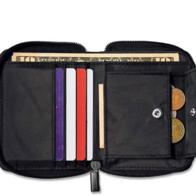 SHIPS(シップス)のmini  12月号付録　シップス　ミッキーマウス二つ折り財布 レディースのファッション小物(財布)の商品写真