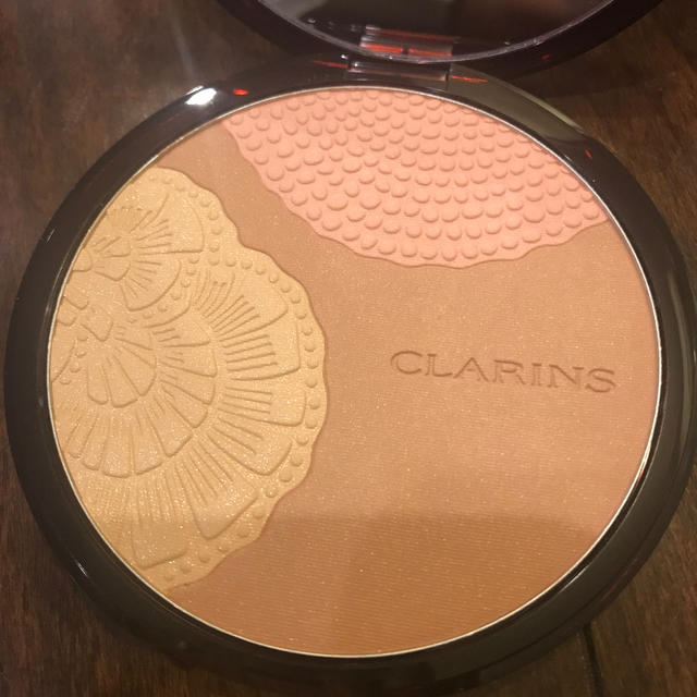 CLARINS(クラランス)のブロンズコンパクトパウダー コスメ/美容のベースメイク/化粧品(フェイスパウダー)の商品写真