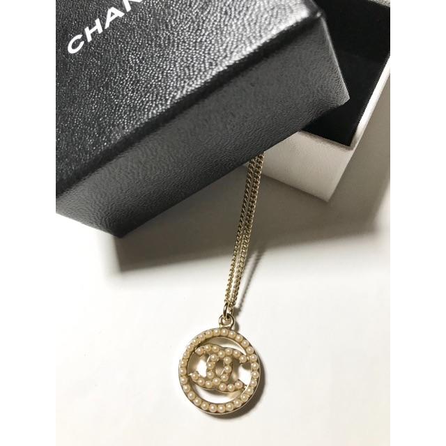 CHANEL(シャネル)のシャネル パールロゴ 丸型モチーフネックレス レディースのアクセサリー(ネックレス)の商品写真