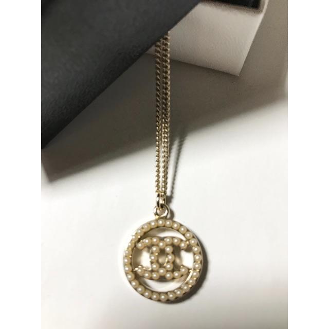 CHANEL(シャネル)のシャネル パールロゴ 丸型モチーフネックレス レディースのアクセサリー(ネックレス)の商品写真