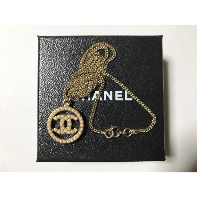 CHANEL(シャネル)のシャネル パールロゴ 丸型モチーフネックレス レディースのアクセサリー(ネックレス)の商品写真