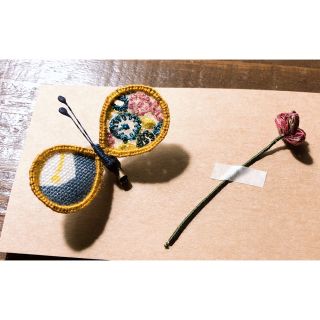 ミナペルホネン(mina perhonen)のちょうちょブローチ  立体刺繍ブローチ(ブローチ/コサージュ)