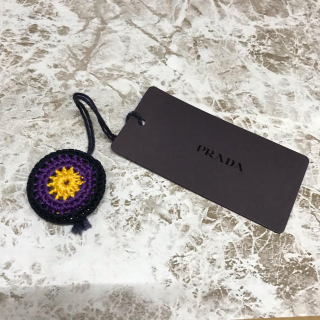 PRADA(プラダ)の未使用品　PRADA プラダ ブローチ プレゼント ギフト　 レディースのアクセサリー(ブローチ/コサージュ)の商品写真