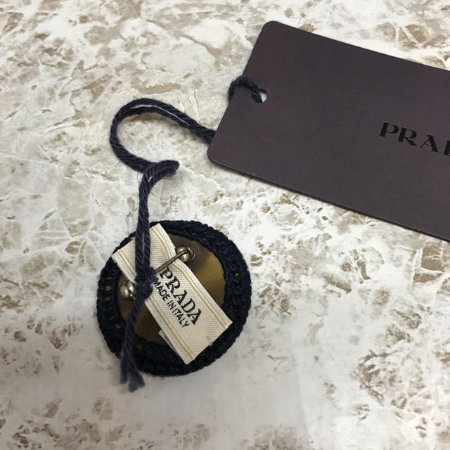 PRADA(プラダ)の未使用品　PRADA プラダ ブローチ プレゼント ギフト　 レディースのアクセサリー(ブローチ/コサージュ)の商品写真