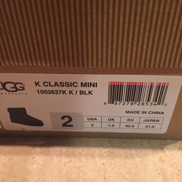 UGG(アグ)のn.さま専用UGG CLASSICキッズ キッズ/ベビー/マタニティのキッズ靴/シューズ(15cm~)(ブーツ)の商品写真