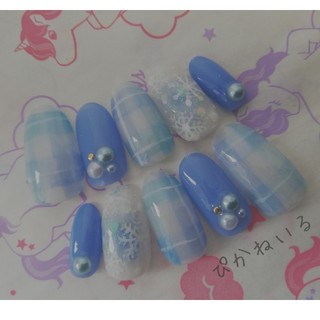 くすみブルー♡チェック,雪結晶,ショートオーバルネイル ハンドメイドのアクセサリー(ネイルチップ)の商品写真