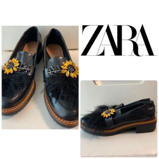 ザラ(ZARA)のZARA ブラックレザー フラワービジュー ローファー(ローファー/革靴)