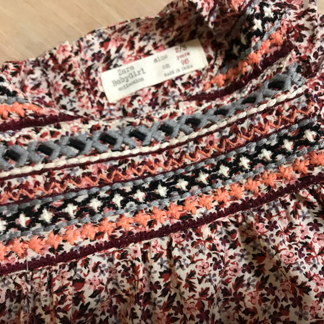 ZARA KIDS(ザラキッズ)のザラベビー 花柄ブラウス 98cm キッズ/ベビー/マタニティのキッズ服女の子用(90cm~)(ブラウス)の商品写真