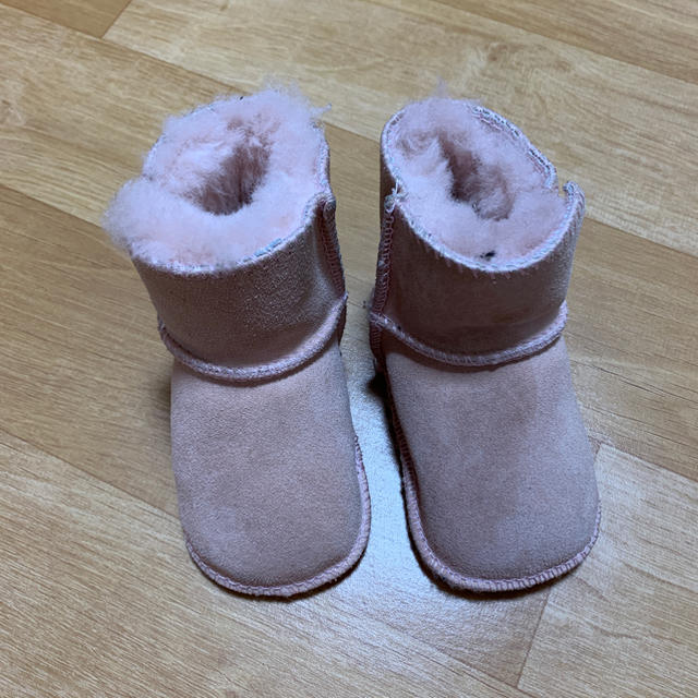 UGG(アグ)のUGG baby ピンクボアブーツ　10.5cm キッズ/ベビー/マタニティのベビー靴/シューズ(~14cm)(ブーツ)の商品写真