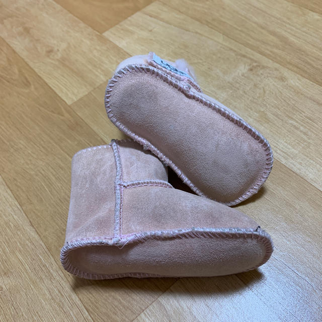 UGG(アグ)のUGG baby ピンクボアブーツ　10.5cm キッズ/ベビー/マタニティのベビー靴/シューズ(~14cm)(ブーツ)の商品写真