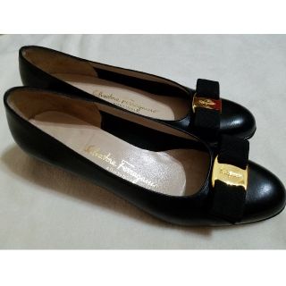 フェラガモ(Ferragamo)の美品　サヴァトーレ　Ferragamo　ヴァラ　パンプス　ブラック(ハイヒール/パンプス)