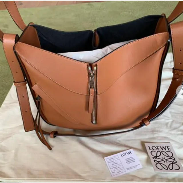 LOEWE(ロエベ)のロエベ　ハンモックスモール　タン レディースのバッグ(ハンドバッグ)の商品写真
