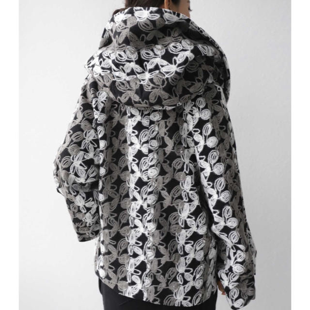 antiqua(アンティカ)のantiqua 花刺繍ビッグフードコート レディースのジャケット/アウター(その他)の商品写真