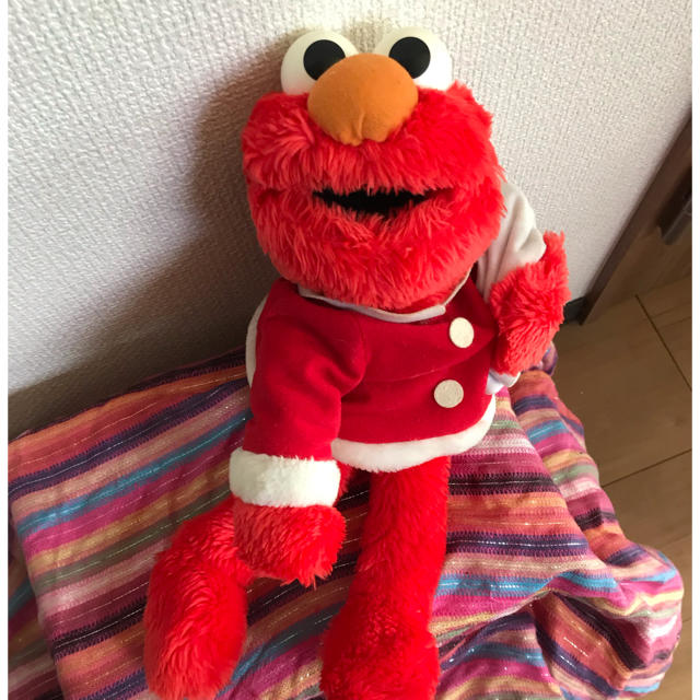 SESAME STREET(セサミストリート)のセサミストリートエルモのスーパージャンボクリスマスサンタクロース人形。 エンタメ/ホビーのおもちゃ/ぬいぐるみ(ぬいぐるみ)の商品写真