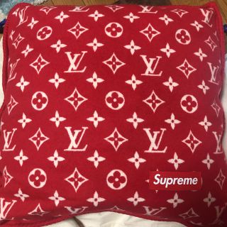 ルイヴィトン(LOUIS VUITTON)のルイヴィトン シュプリーム クッション レッド(クッション)