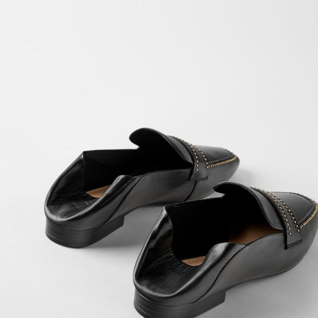 ZARA(ザラ)のAZU様専用 ZARA マイクロスタッズ付きソフトレザーローファー レディースの靴/シューズ(ローファー/革靴)の商品写真