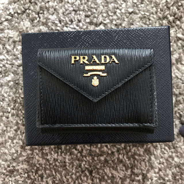 PRADA(プラダ)の値下げ！新品 未使用  プラダ  ミニ財布  黒 レディースのファッション小物(財布)の商品写真