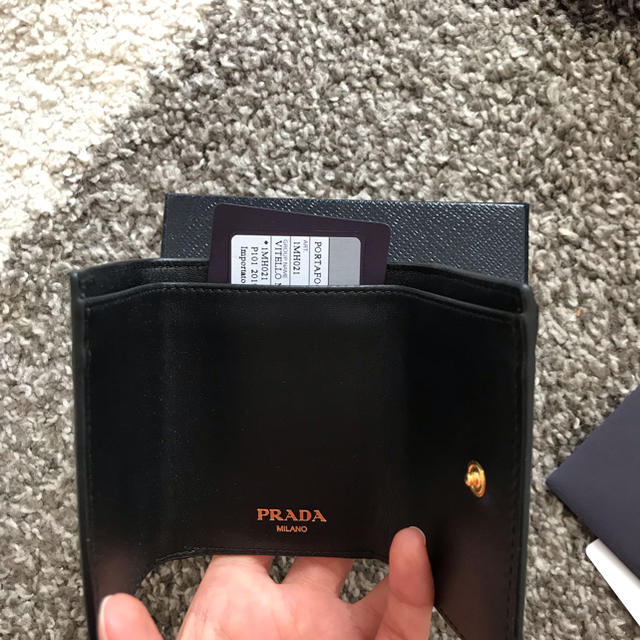 PRADA(プラダ)の値下げ！新品 未使用  プラダ  ミニ財布  黒 レディースのファッション小物(財布)の商品写真