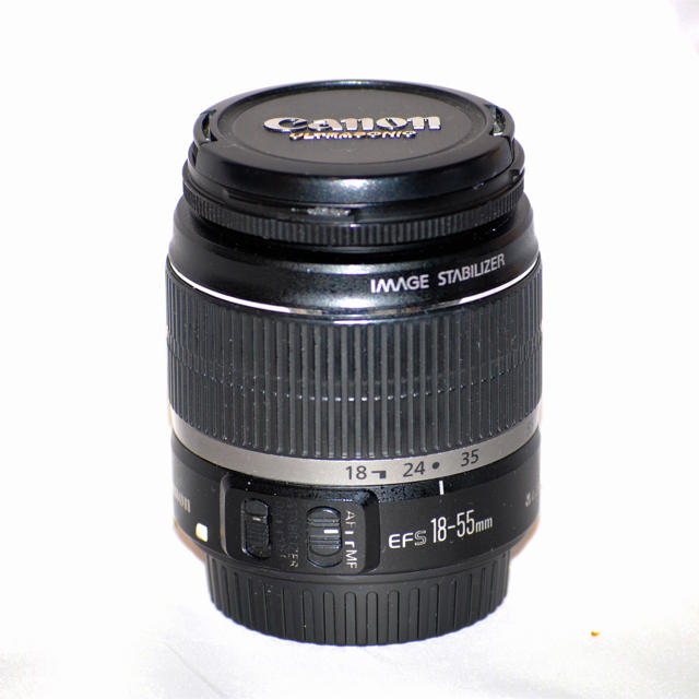 Canon(キヤノン)の Canon 標準ズームレンズ EF-S18-55mm F3.5-5.6 IS スマホ/家電/カメラのカメラ(レンズ(ズーム))の商品写真