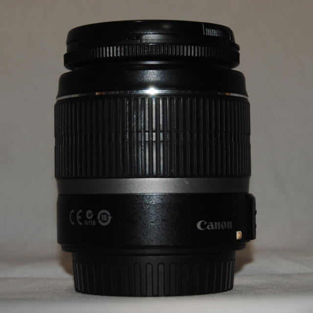 Canon(キヤノン)の Canon 標準ズームレンズ EF-S18-55mm F3.5-5.6 IS スマホ/家電/カメラのカメラ(レンズ(ズーム))の商品写真