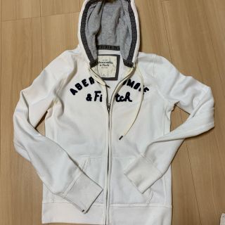 アバクロンビーアンドフィッチ(Abercrombie&Fitch)のアバクロ　パーカー　　レディース(パーカー)