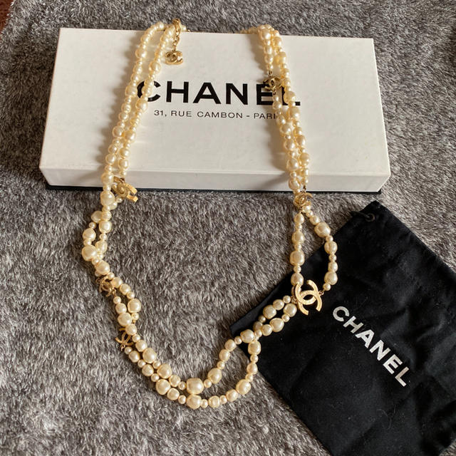 CHANEL(シャネル)のゆりゆり様専用CHANEL パールネックレス　2連　パリ本店箱付き レディースのアクセサリー(ネックレス)の商品写真