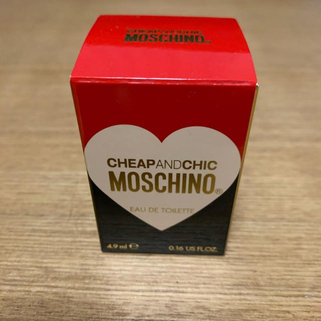 MOSCHINO(モスキーノ)の新品未使用　MOSCHINO チープアンドシック　香水　ミニサイズ コスメ/美容の香水(香水(女性用))の商品写真