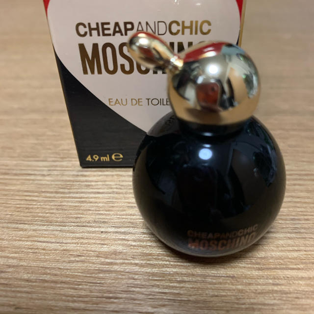 MOSCHINO(モスキーノ)の新品未使用　MOSCHINO チープアンドシック　香水　ミニサイズ コスメ/美容の香水(香水(女性用))の商品写真