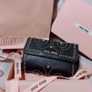 ミュウミュウ(miumiu)のmiumiu 財布 スタッズ 保証あり！(財布)