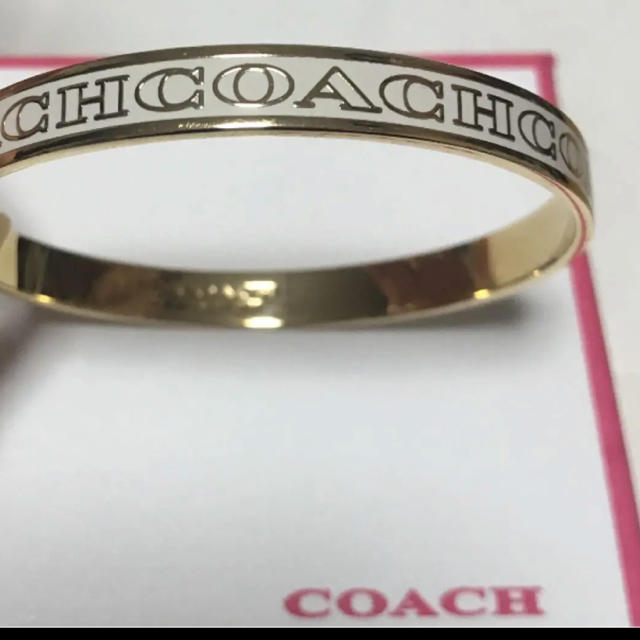 COACH(コーチ)のcoach  ロゴバングルゴールド 美品 レディースのアクセサリー(ブレスレット/バングル)の商品写真