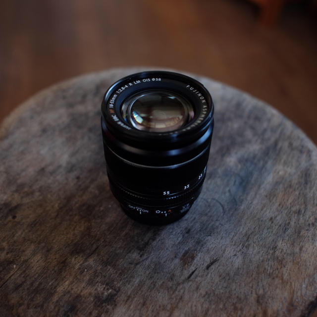 富士フイルム(フジフイルム)の日本製 XF 18-55mm f2.8-4 R LM OIS スマホ/家電/カメラのカメラ(レンズ(ズーム))の商品写真
