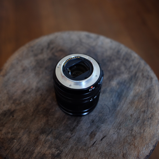 富士フイルム(フジフイルム)の日本製 XF 18-55mm f2.8-4 R LM OIS スマホ/家電/カメラのカメラ(レンズ(ズーム))の商品写真